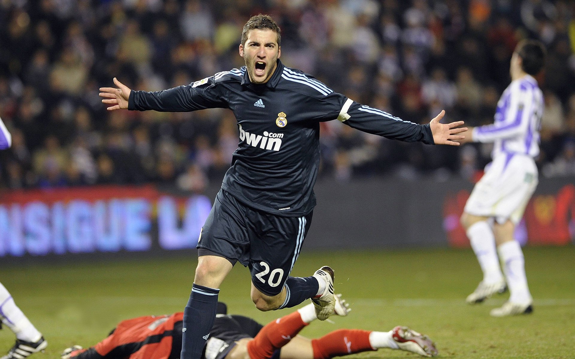 球迷支持度与主场胜率之间存在怎样的隐含关联，主场球迷给客场球员鼓掌